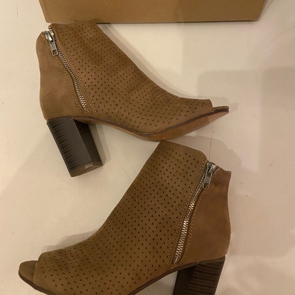 Francescas tan faux suede ankle boots , peep tirs, zip up sides size 8 NWT - Picture 6 of 6